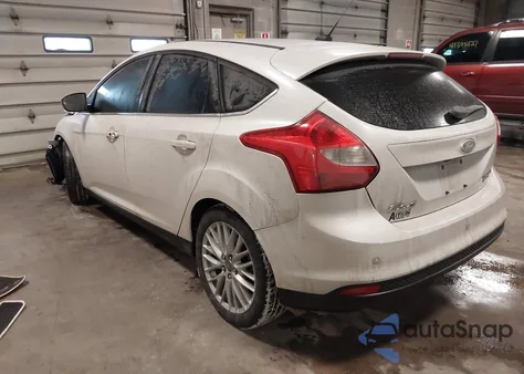 2014 Ford Focus Titanium z USA, uszkodzony, nr VIN 1FADP3N24EL184959